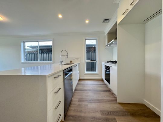 FRESH & FUNCTIONAL IN THE EXCLUSIVE KINGS CENTRAL! - Photo 1