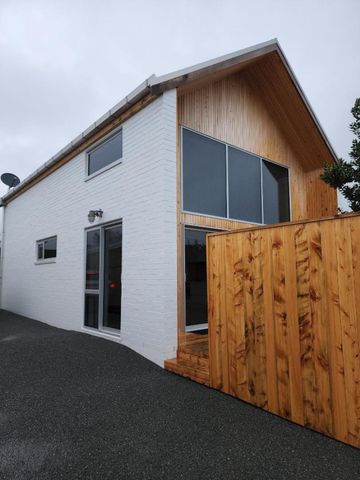 Executive Townhouse, Central Location - Photo 3