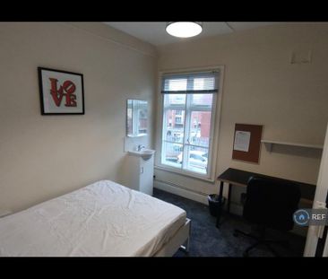 1 bedroom in a flat share to rent - Photo 2