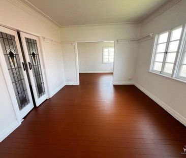 Spacious family living in an unbeatable location - Photo 3