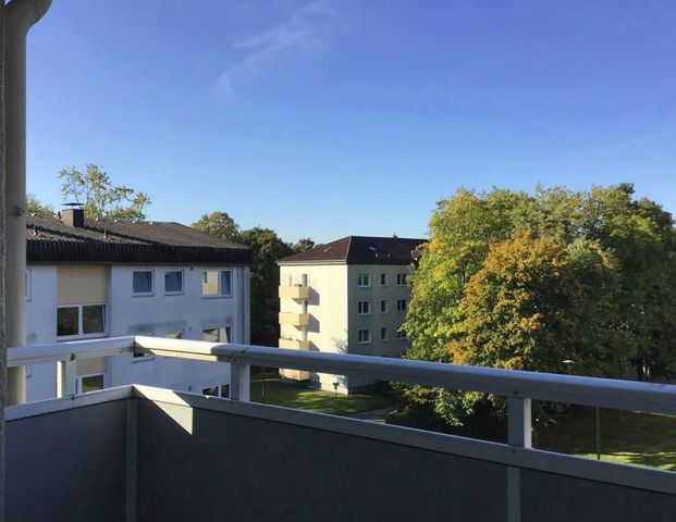 Renovierte 3-Zimmer Wohnung mit Balkon wartet auf nette Familie! - Foto 1