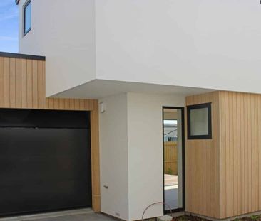 Near New Two Bedroom Townhouse With Single Garage - Photo 5