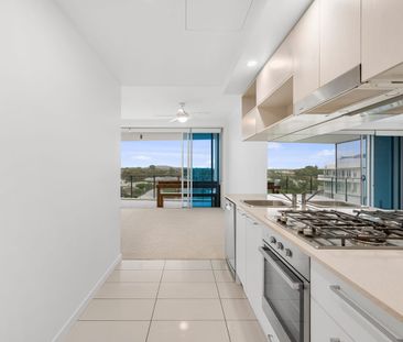 Luxury Living Just Steps away from the Broadwater - Photo 3
