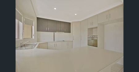 IMMACULATE THREE-BEDROOM HOME - Photo 3