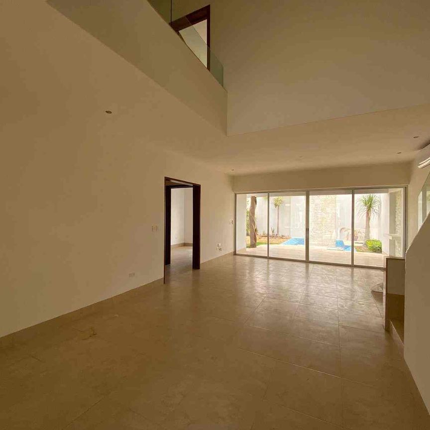 Amplia y bella casa en privada, con 4 recámaras y alberca. - Photo 1