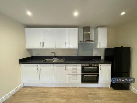 2 bedroom flat to rent - Photo 4