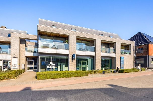 Ruim appartement met 2 slaapkamers, terras, autostaanplaats en berging - Photo 1