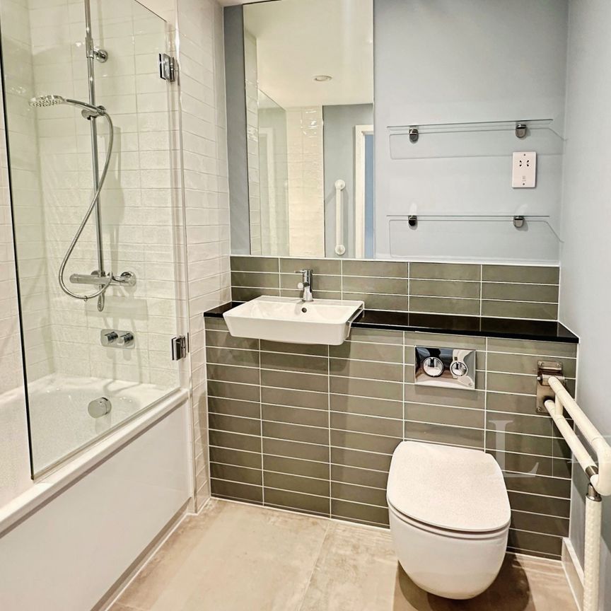 2 bedroom flat to rent Calibra Court -2-Bed Top Floor Flat-Allocated Parking- LU2 - Photo 1