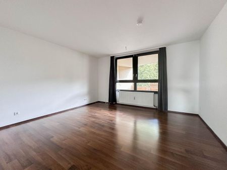 TOP-Renovierte 3-Zi.-Whg. mit Balkon in toller Innenstadtlage mit Tiefgaragenstellplatz! - Photo 2