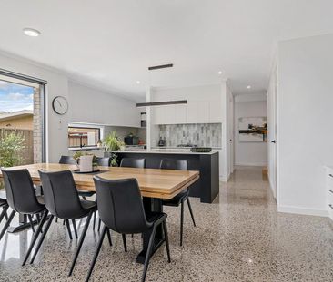 Meticulous Contemporary Living & Spacious Design - Photo 3