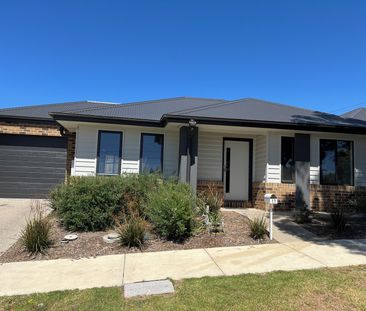 Neat low maintenance property! - Photo 1