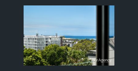 Top floor unit located right in the heart of the inner city. - Photo 4