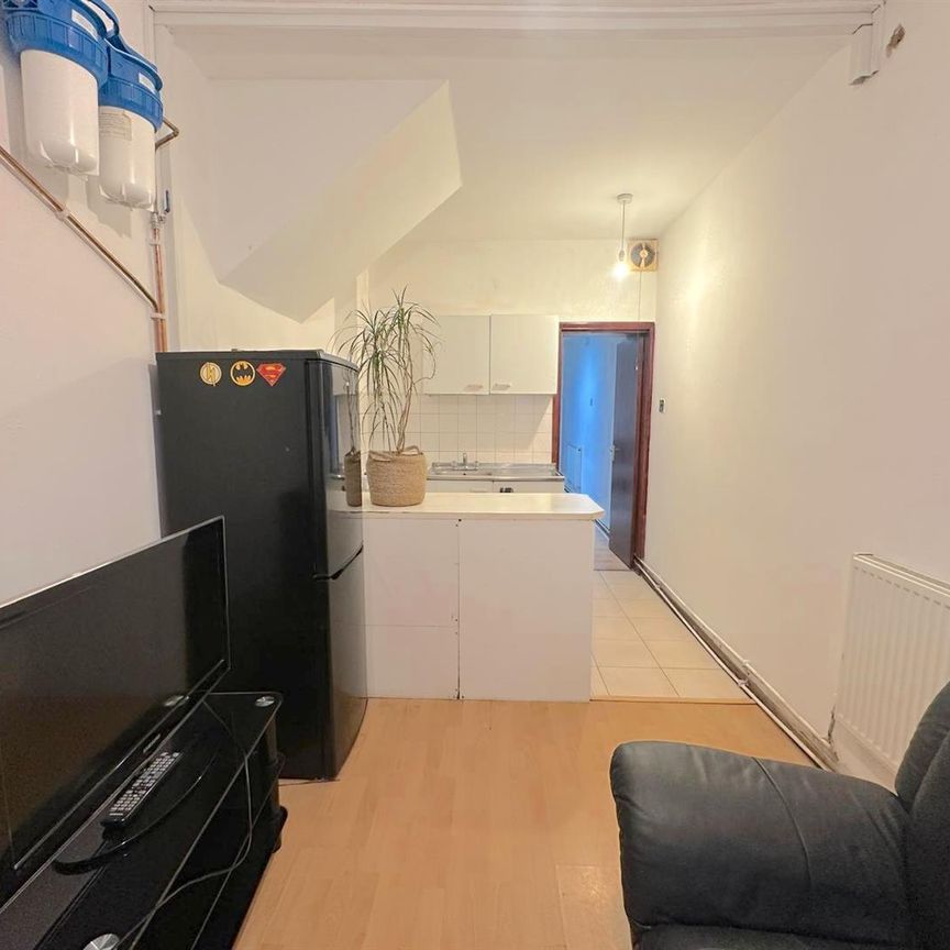 The Glen, Southall - Photo 1