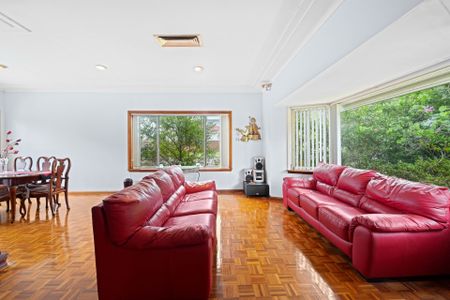 Family Home with Pool - Photo 2