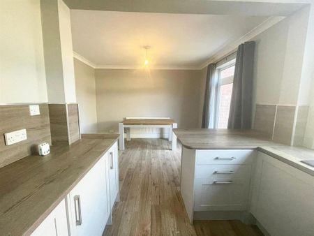 3 bedroom semi-detached house to rent - Photo 4