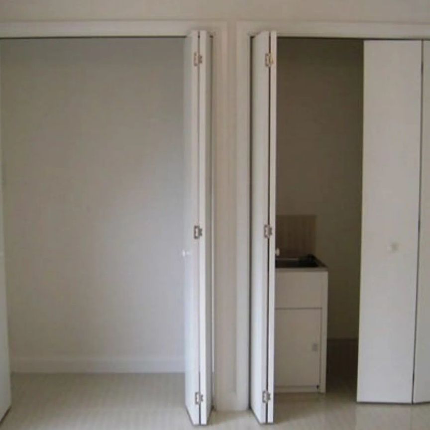 STUNNING TOWNHOUSE IN PRIME LOCATION - EMBRACE THE "CAFE LIFESTYLE" - Photo 1