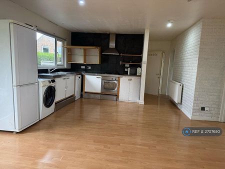 3 bedroom flat to rent - Photo 3