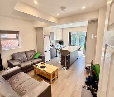 6 Bed Semi-Detached House, Erleigh Court Gardens, RG6 - Photo 2