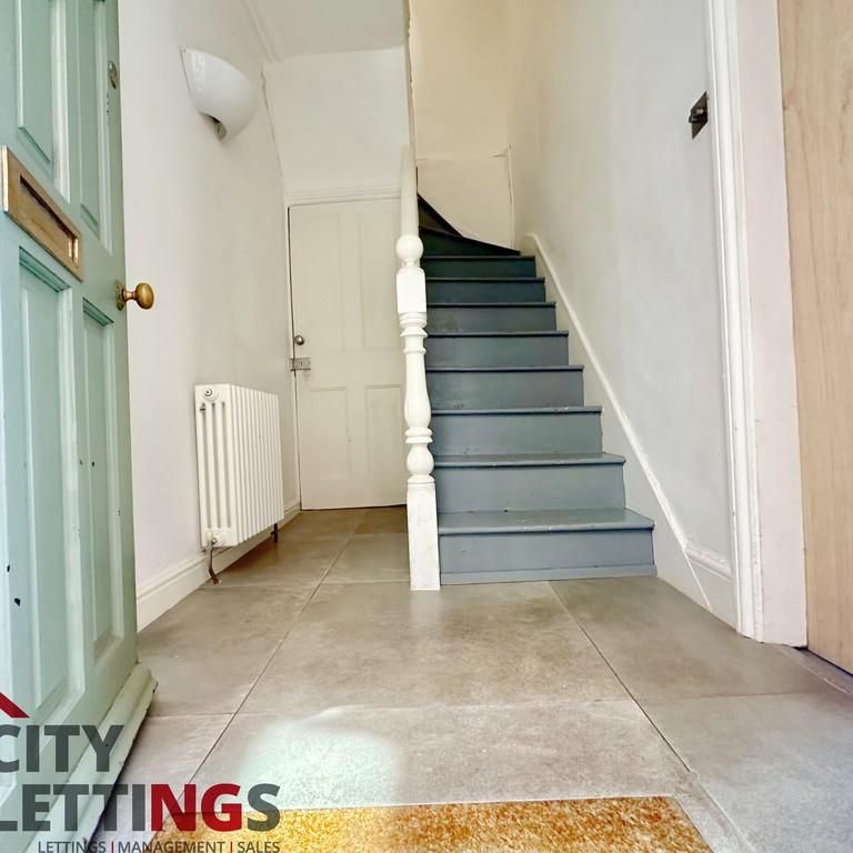 4 bedroom end of terrace house to rent - Photo 1