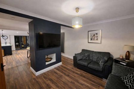 The Larches, Hillingdon, UB10 - Photo 3