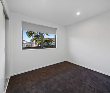 Modern 3 Bedroom Unit In Great Location - Photo 2