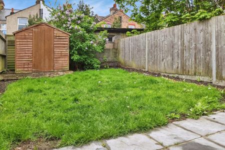 Pitcairn Road, MITCHAM - Photo 3