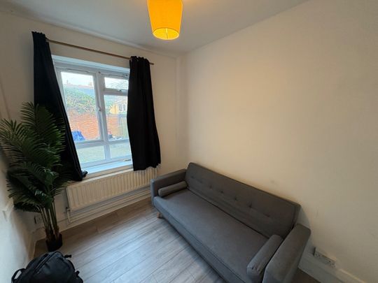 2 Bed Flat, Nelsons Row, SW4 - Photo 1