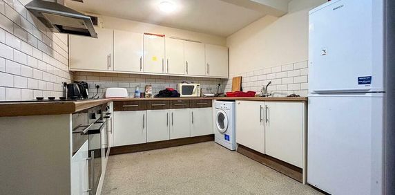 1 bedroom in a house share to rent - Photo 2