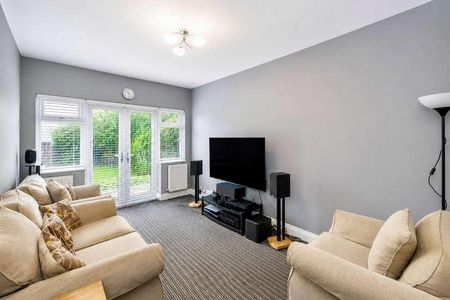 Woodfield Way, Hornchurch, RM12 - Photo 2