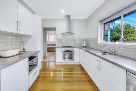 UPDATED FAMILY HOME|QUIET NEIGHBOURHOOD| CONVENIENT LOCATION - Photo 5