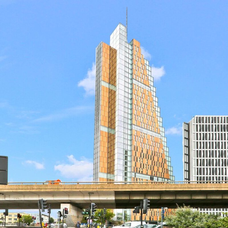 2 bedroom flat in the heart of White City - Photo 1