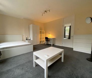 4 bedroom flat share to rent - Photo 3