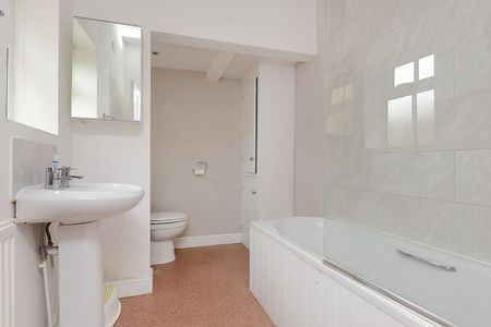 4 bedroom semi-detached house to rent - Photo 2