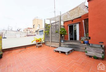 Lovely studio apartment with a terrace close to Las Ramblas