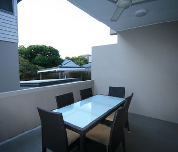 MODERN LOW MAINTENANCE 2 BEDROOM TOWNHOUSE IN CENTRAL GLADSTONE - Photo 6
