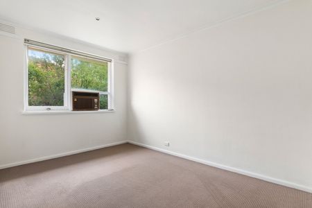 FANTASTIC TOP FLOOR APARTMENT - Photo 2