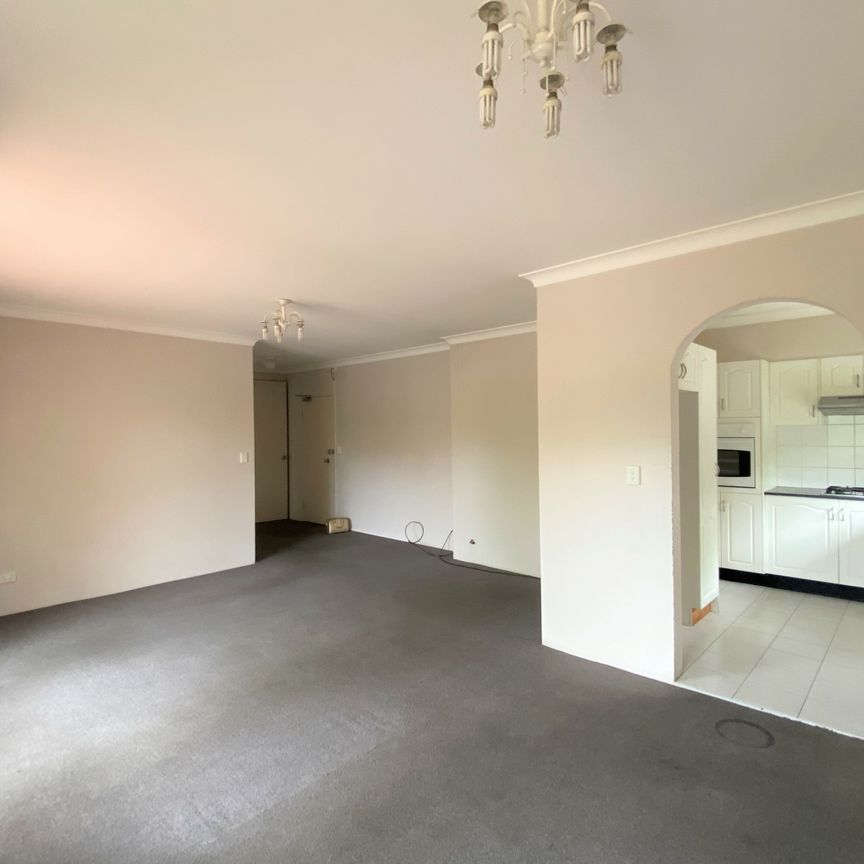Spacious 2 Bedroom Apartment with lock up garage! - Photo 1