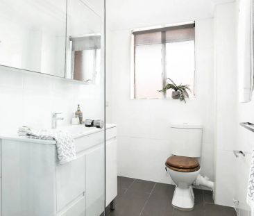 Spacious 2 bedroom apartment with ocean views - Photo 2