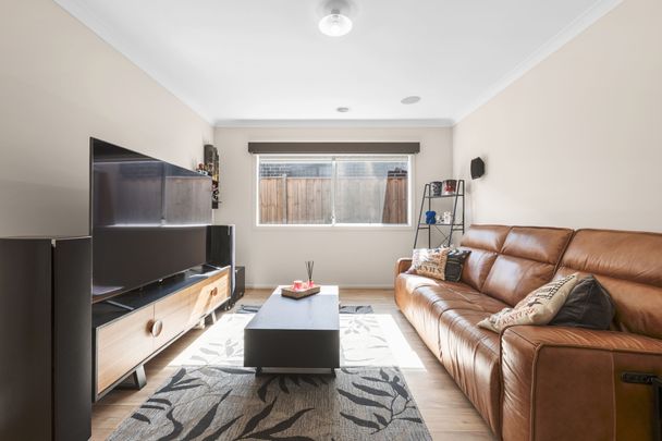 Stylish Family Living in Prime Wollert Location! - Photo 1