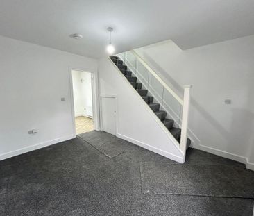 2 bedroom end of terrace house to rent - Photo 4