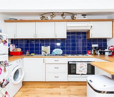 Beautiful one double bedroom set in a period conversion - Photo 1