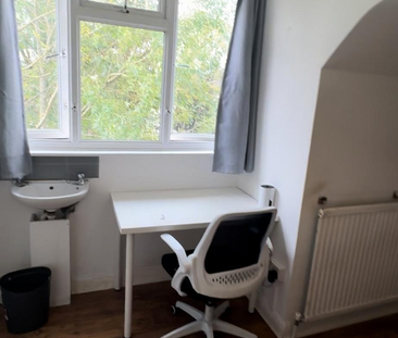 1 bedroom in a house share to rent - Photo 3