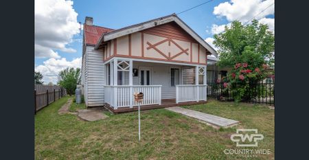 COMFORTABLE FAMILY HOME - Photo 4