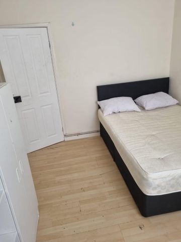 1 bedroom in a flat share to rent - Photo 3