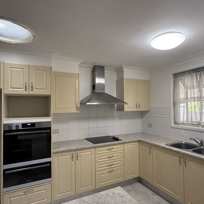 Beautiful three-bedroom family home in Shalvey - Photo 1