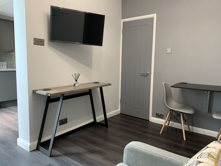 BEDROOM 5 – MEDIUM SINGLE WITH SHARED BATHROOM AND SEPERATE TOILET - Photo 3