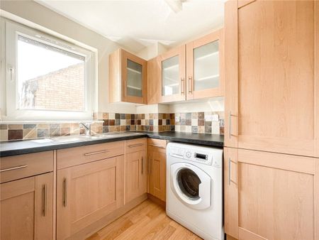 Well presented top floor 1 bedroom apartment to rent in Cambridge with local amenities close by & excellent access to City centre, Addenbrookes Hospital & Railway Station. Off street parking. Unfurnished. - Photo 3