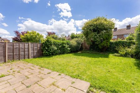 3 bed semi-detached house to rent in Candlemas Mead, Beaconsfield, HP9 - Photo 2