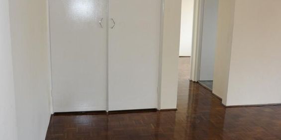 2 BED APARTMENT - PARKING - MASCOT CENTRAL - Photo 3