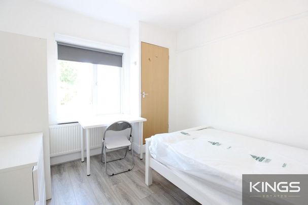 4 bedroom flat to rent - Photo 1